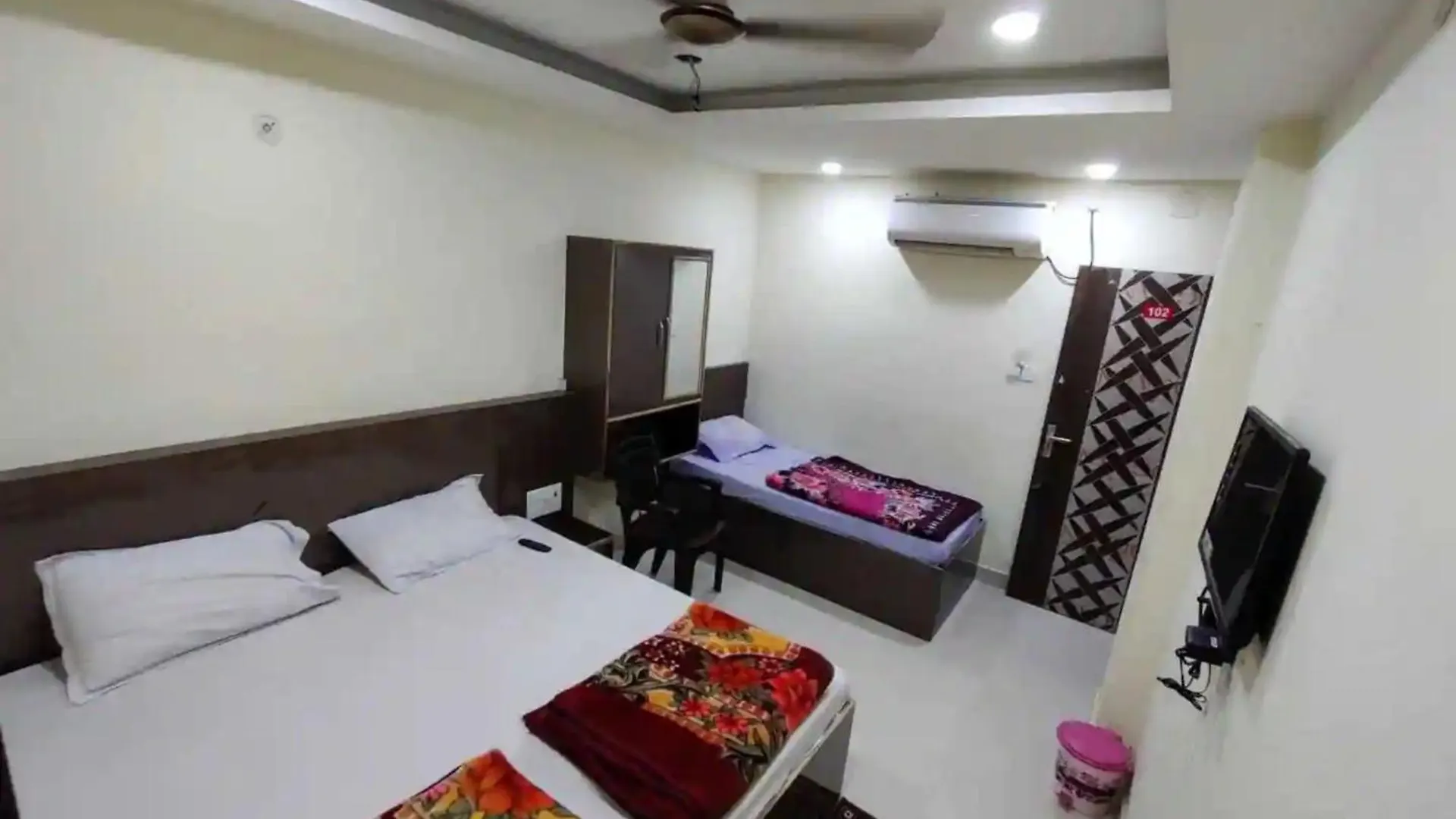 Hotel Swastik Guest House Varanasi - Perfect Location And Comfortable Room Indien
