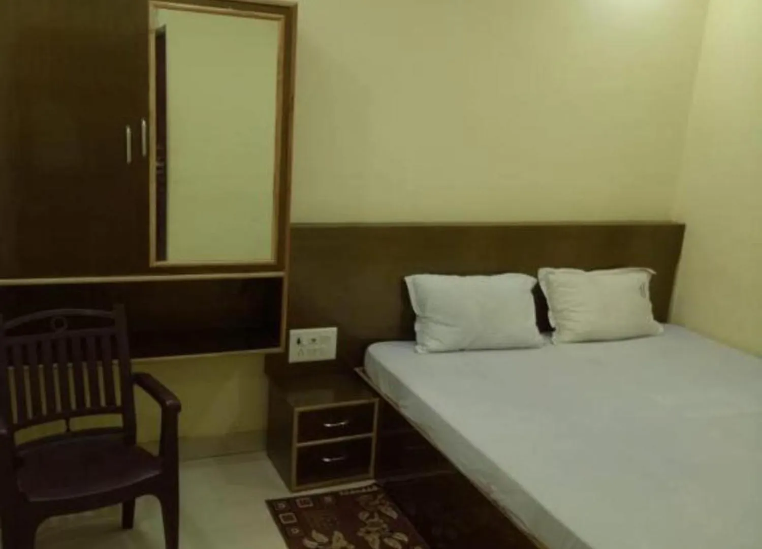 Hotel Swastik Guest House Varanasi - Perfect Location And Comfortable Room