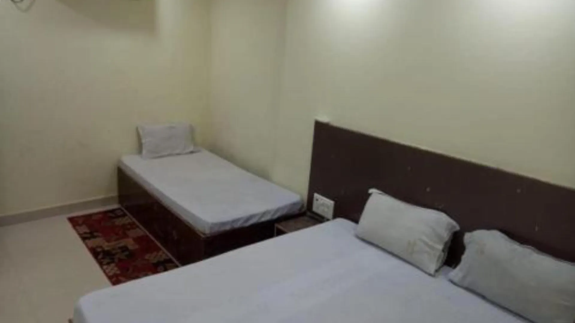 Hotel Swastik Guest House Varanasi - Perfect Location And Comfortable Room