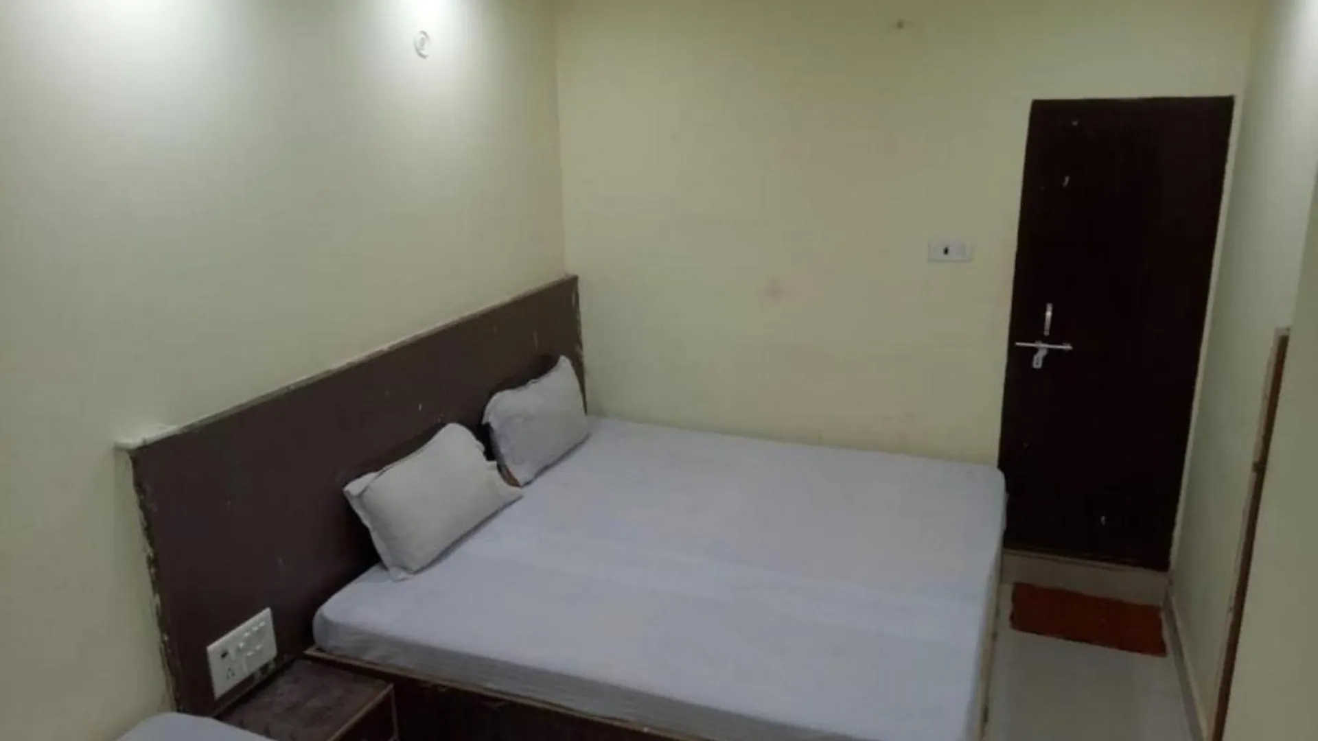 Hotel Swastik Guest House Varanasi - Perfect Location And Comfortable Room 3*,